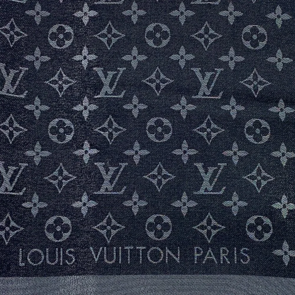 Louis Vuitton Monogram Shine silk scarf - Picture 2 of 9